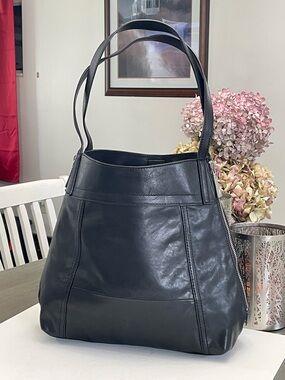 Frye Classic Black Leather Tote Bag - Sleek Everyday Shoulder Bag